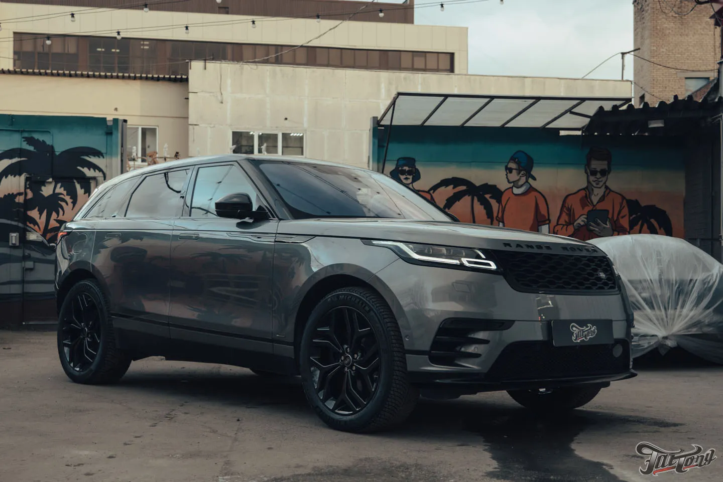 Окрас дисков, суппортов и насадок выхлопа на Range Rover Velar